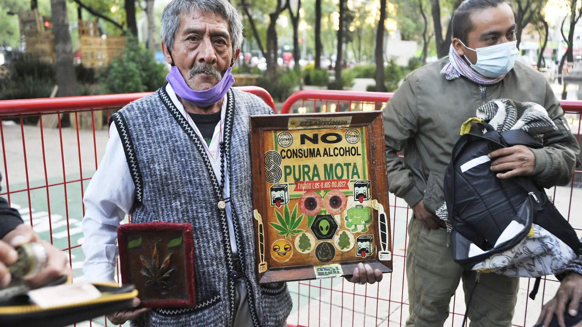 FIMANDO MOTA  AFUERA DEL SENADO. Foto Mauricio Huizar (17)